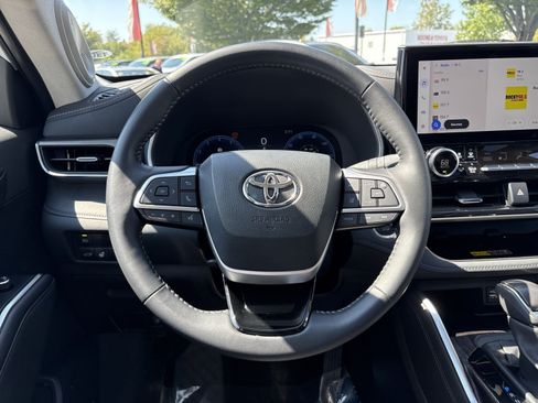 Used 2025 Toyota Highlander Limited AWD/4WD image 16