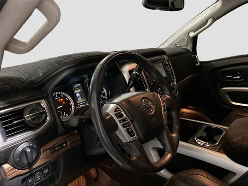 Used 2017 Nissan Titan SL image 9