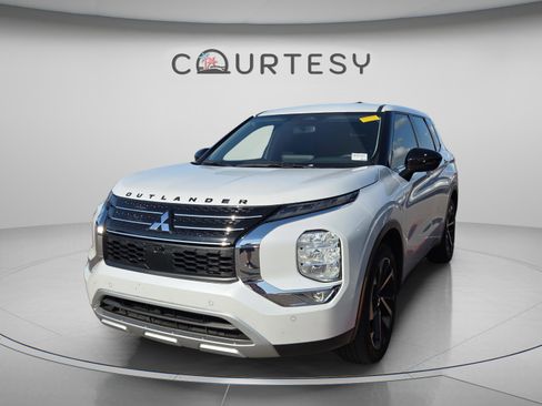 Used 2024 Mitsubishi Outlander SE FWD image 1