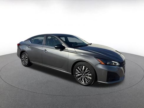 Used 2025 Nissan Altima 2.5 SV image 2