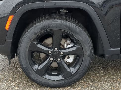 Certified 2024 Jeep Grand Cherokee Limited w/ Black Appearance Package image 14