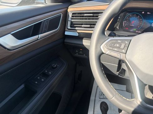 Used 2024 Volkswagen Atlas SE FWD image 18
