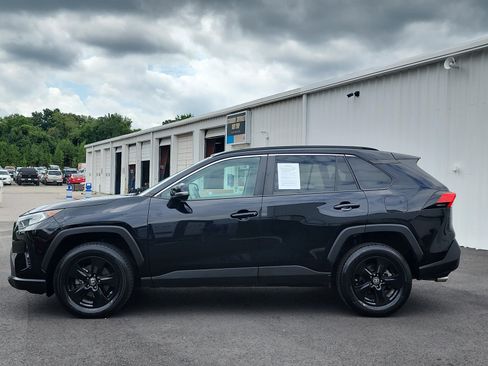 Used 2021 Toyota RAV4 XLE FWD image 2