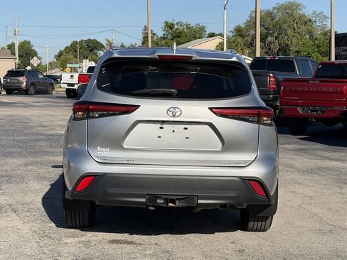 Used 2022 Toyota Highlander XLE AWD/4WD image 8