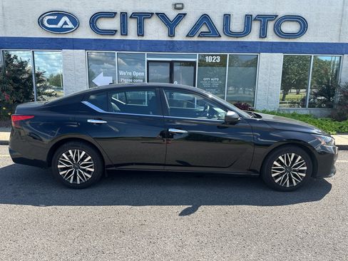 Used 2025 Nissan Altima 2.5 SV FWD image 3