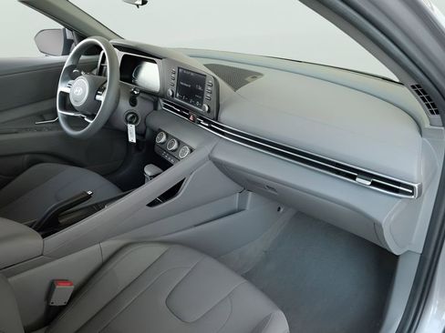 Used 2025 Hyundai Elantra SE FWD image 10
