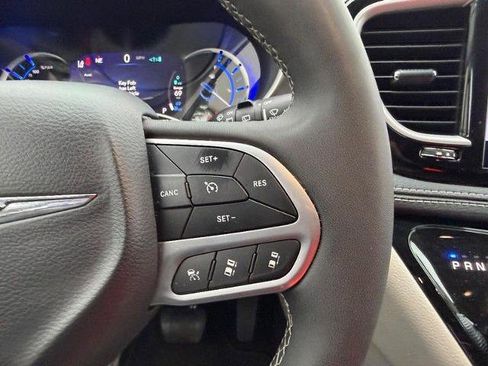 Used 2024 Chrysler Pacifica Select image 17