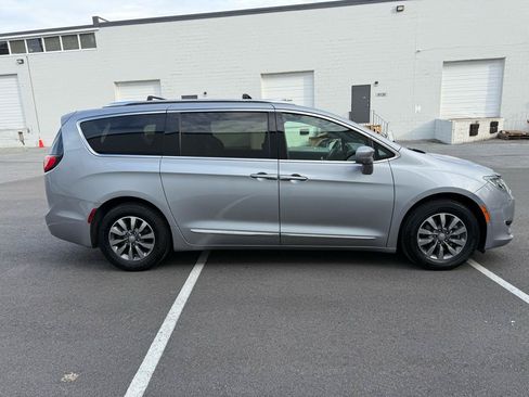 Used 2019 Chrysler Pacifica Touring-L FWD image 8