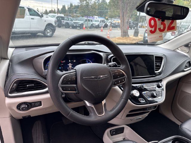 Used 2024 Chrysler Pacifica Limited FWD image 18