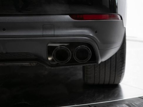 Certified 2023 Porsche Cayenne Platinum Edition image 37