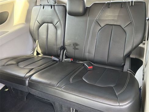 Used 2024 Chrysler Pacifica Touring-L image 11