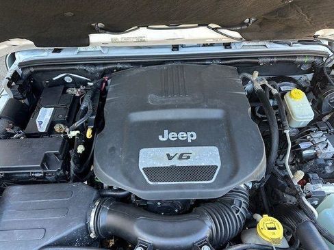 Used 2016 Jeep Wrangler Unlimited Rubicon w/ Connectivity Group AWD/4WD image 29