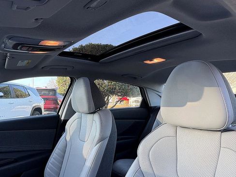 Used 2023 Hyundai Elantra Limited image 20