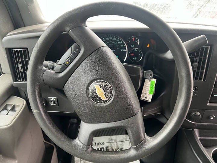 Used 2017 Chevrolet Express 3500 Extended RWD image 16
