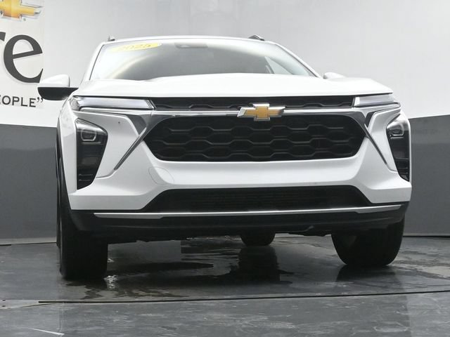 Used 2025 Chevrolet Trax LT FWD image 3