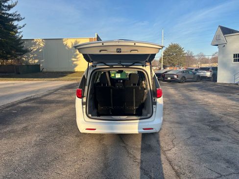 Used 2023 Chrysler Voyager LX image 29