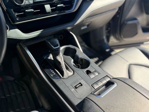 Used 2020 Toyota Highlander XLE image 32