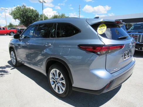 Used 2023 Toyota Highlander Limited FWD image 6