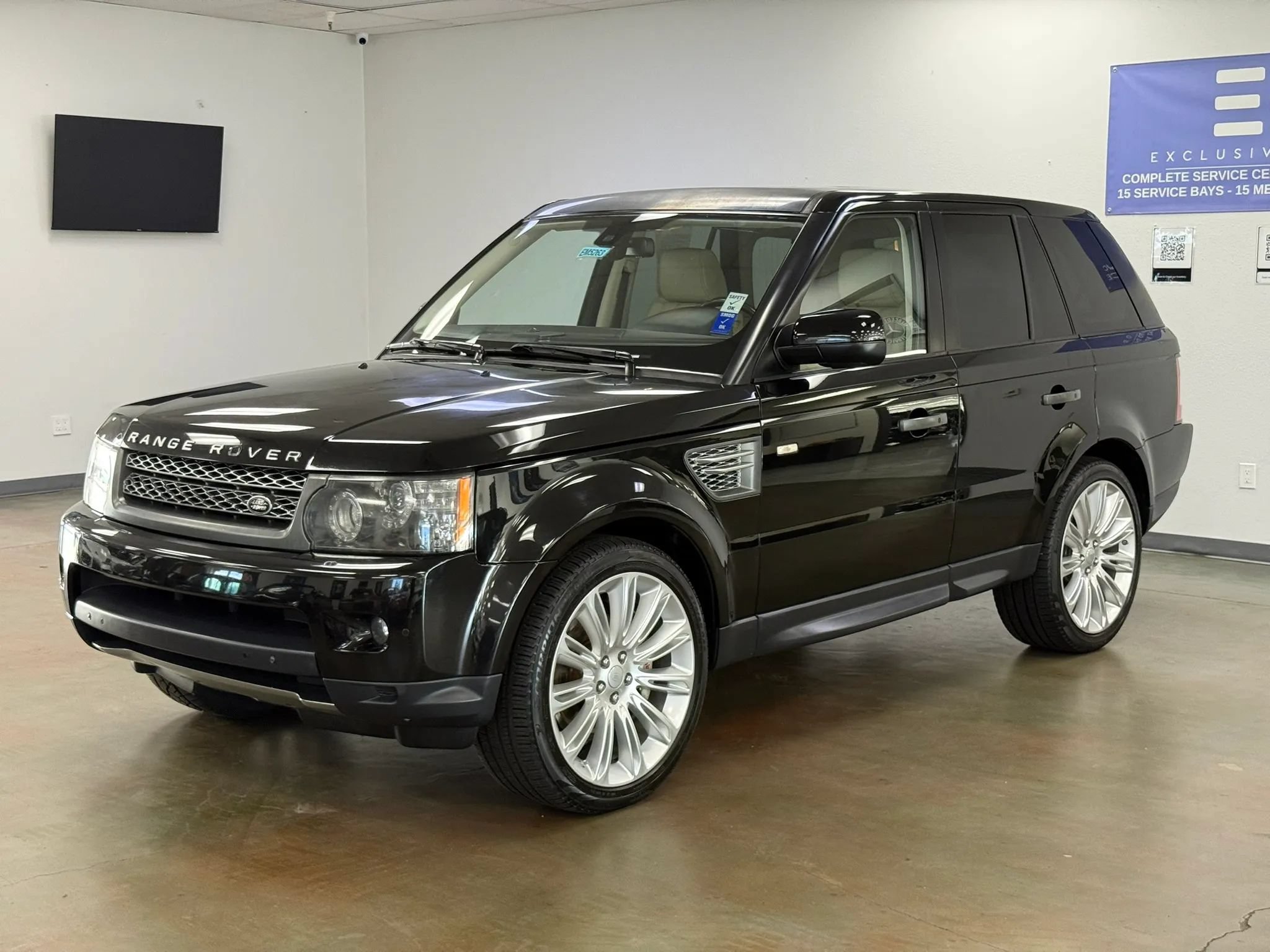 Used 2010 Land Rover Range Rover Sport Supercharged AWD/4WD image 3