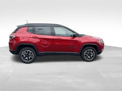 Used 2025 Jeep Compass Trailhawk AWD/4WD image 8