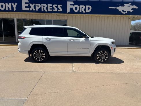 Used 2022 Jeep Grand Cherokee L Overland w/ Advanced Protech Group III AWD/4WD image 2