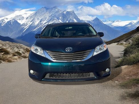 Used 2012 Toyota Sienna XLE image 8