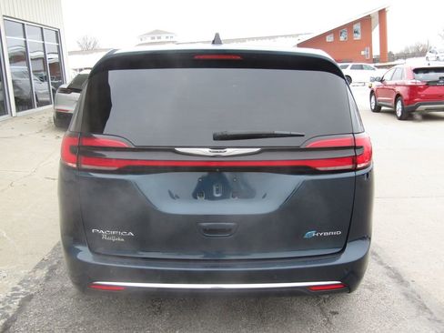 Used 2023 Chrysler Pacifica Touring-L image 4
