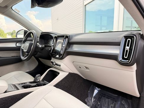 Used 2020 Volvo XC40 T4 Momentum w/ Protection Package FWD image 22