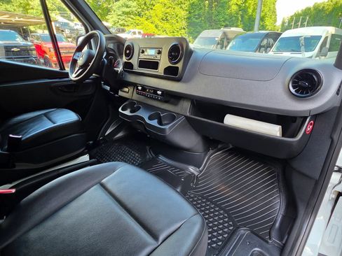Used 2021 Mercedes-Benz Sprinter 2500 image 32