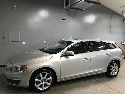Used 2017 Volvo V60 T5 Platinum FWD image 7
