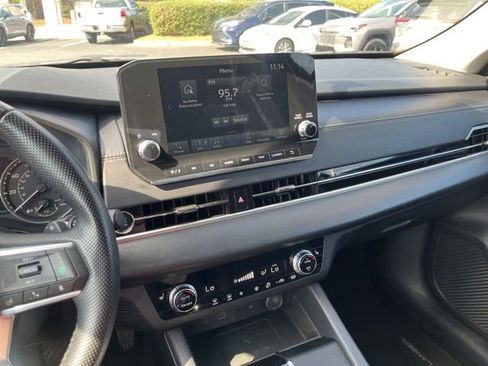 Used 2024 Mitsubishi Outlander SE Black Edition image 23