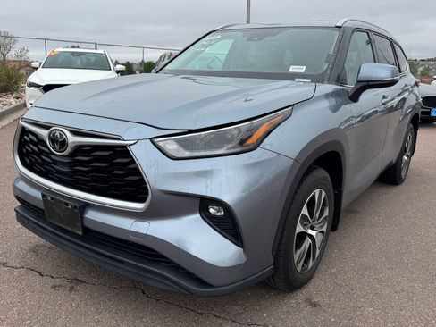 Used 2021 Toyota Highlander XLE AWD/4WD image 3