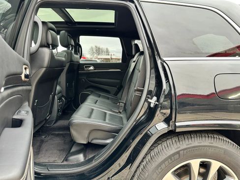 Used 2017 Jeep Grand Cherokee Overland w/ Jeep Active Safety Group AWD/4WD image 16