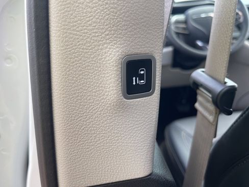 Used 2024 Chrysler Pacifica Select image 14