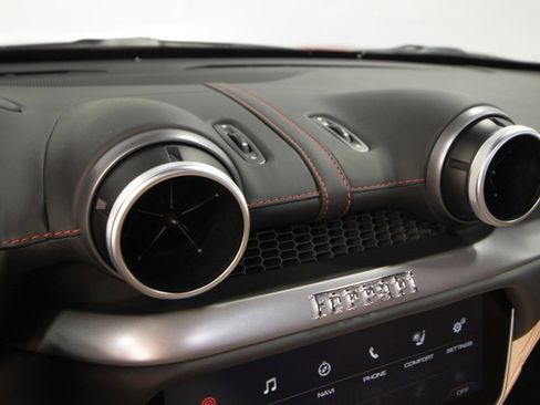 Used 2020 Ferrari Portofino image 28
