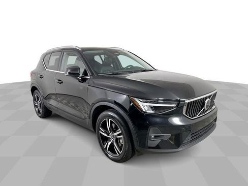 Used 2023 Volvo XC40 B5 Plus AWD/4WD image 2