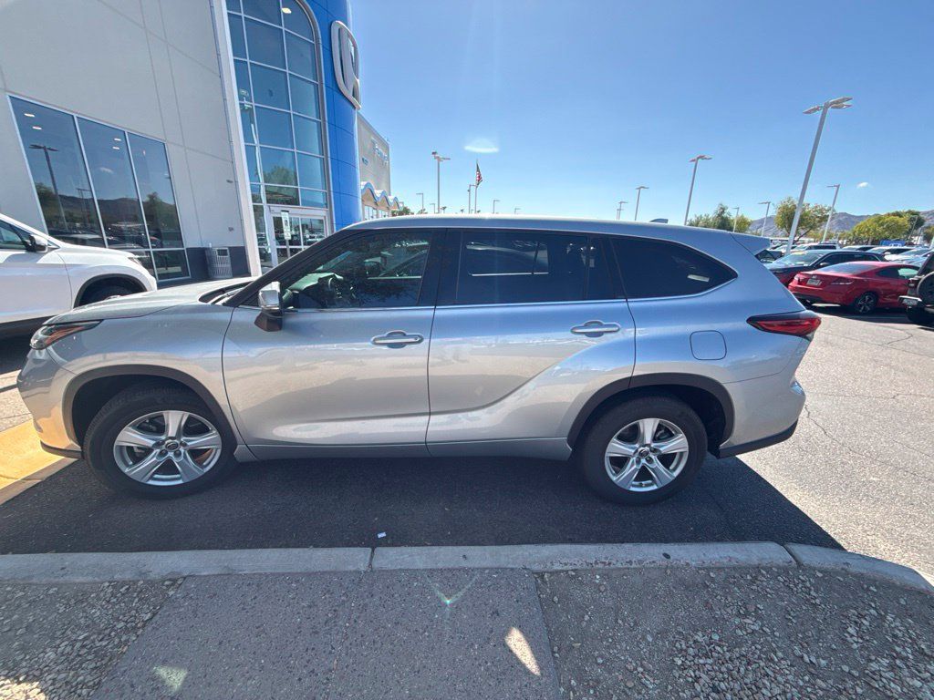Used 2020 Toyota Highlander L FWD image 2