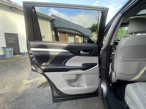 Used 2014 Toyota Highlander XLE AWD/4WD image 18