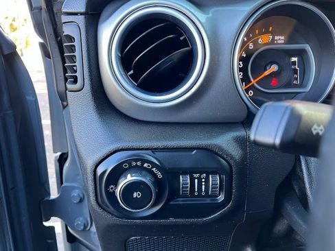 Used 2018 Jeep Wrangler Unlimited Sahara image 12