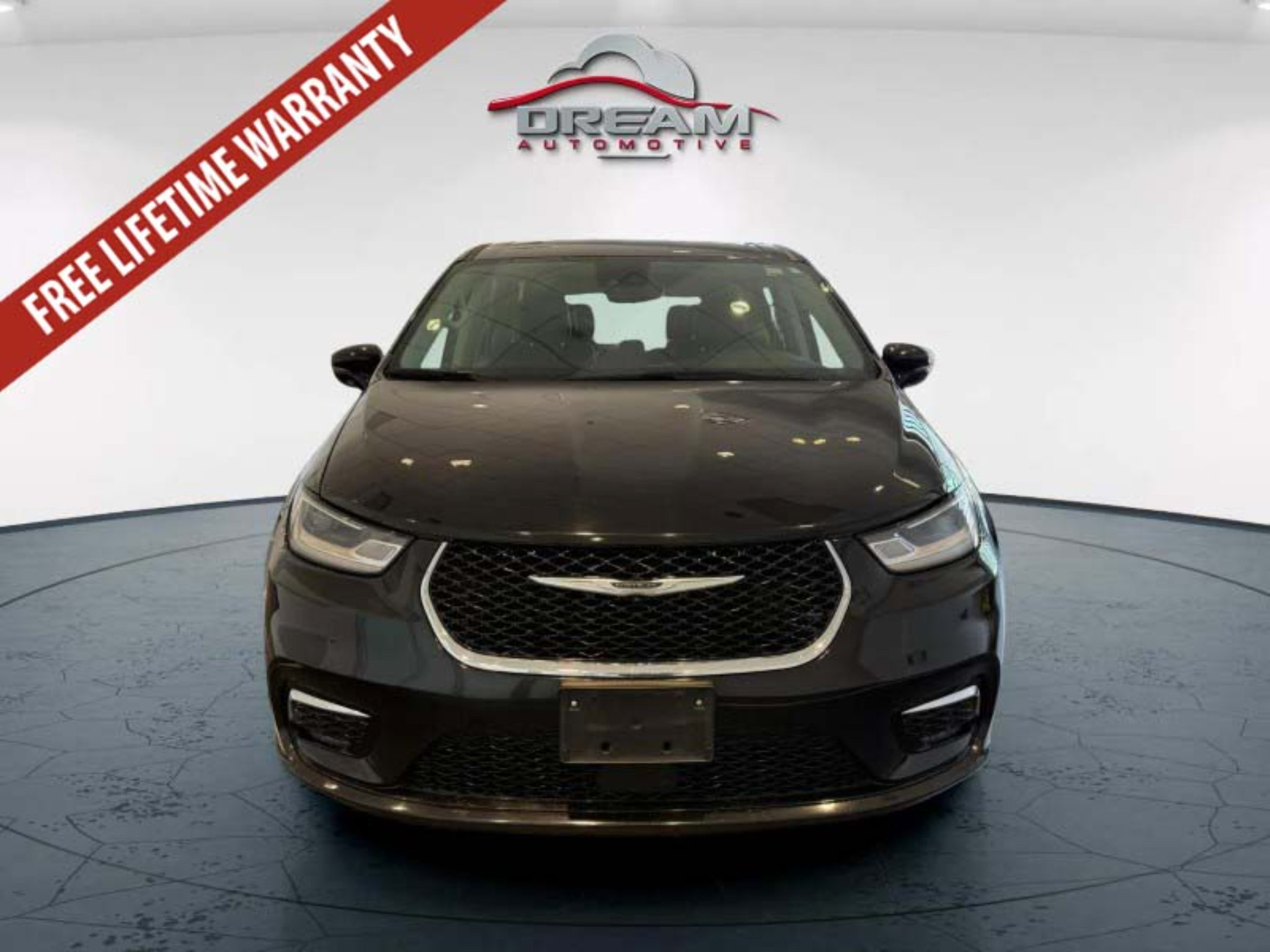 Used 2024 Chrysler Pacifica Touring-L FWD image 3