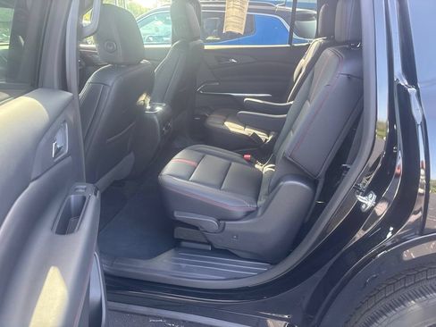 Used 2025 Chevrolet Traverse RS FWD image 14