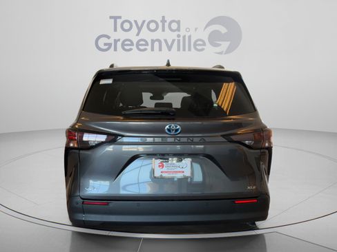 Certified 2025 Toyota Sienna XLE FWD image 5
