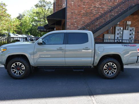 Used 2022 Toyota Tacoma TRD Sport w/ Technology Package AWD/4WD image 4