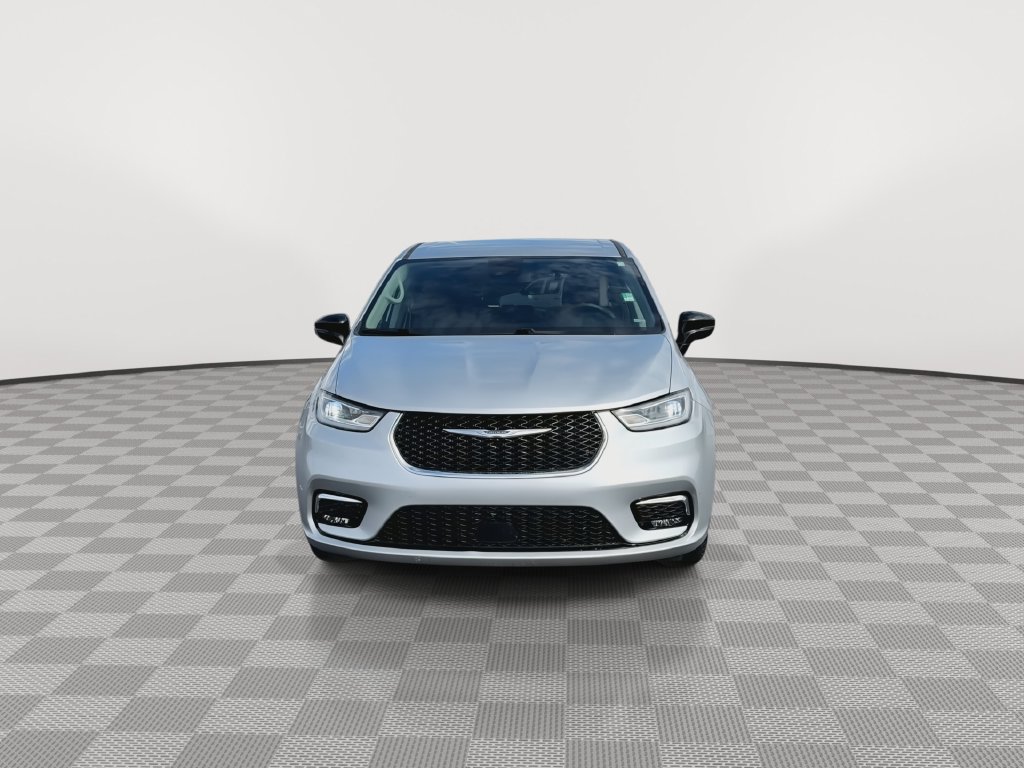 Used 2024 Chrysler Pacifica Touring-L FWD image 3