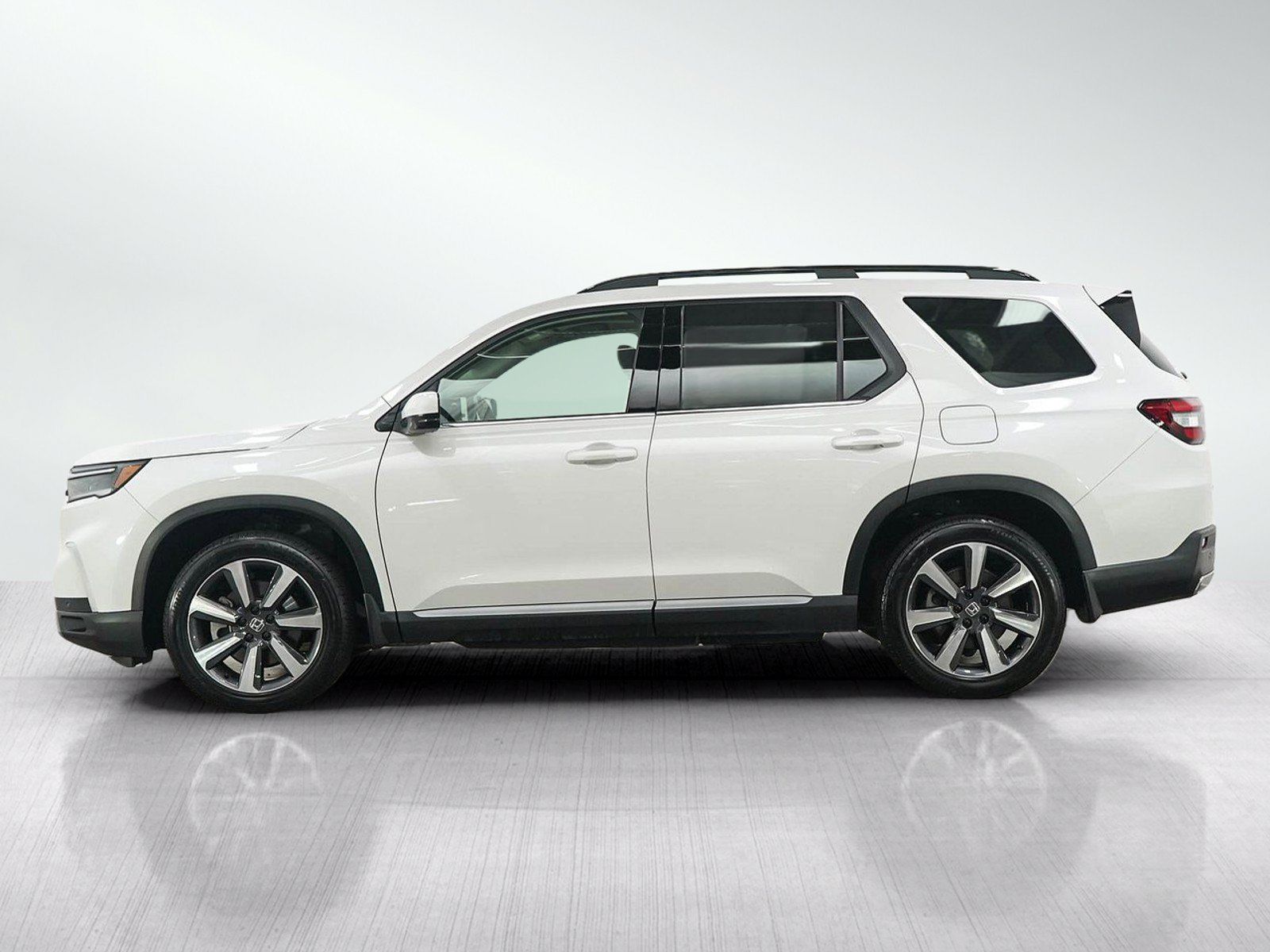 Used 2025 Honda Pilot Touring image 2