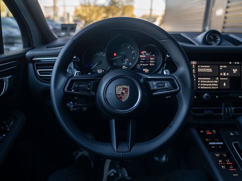 Certified 2025 Porsche Macan AWD/4WD image 6