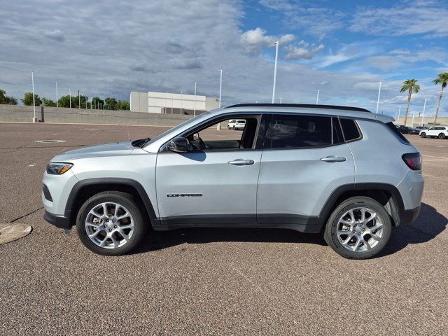 Used 2024 Jeep Compass Latitude w/ Sun and Sound Group AWD/4WD image 5