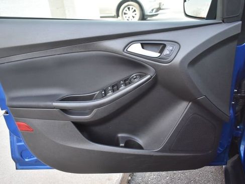 Used 2018 Ford Focus SE w/ SE Appearance Package image 16