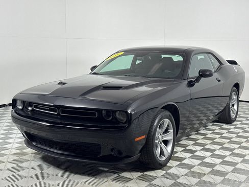 Used 2016 Dodge Challenger SXT image 10