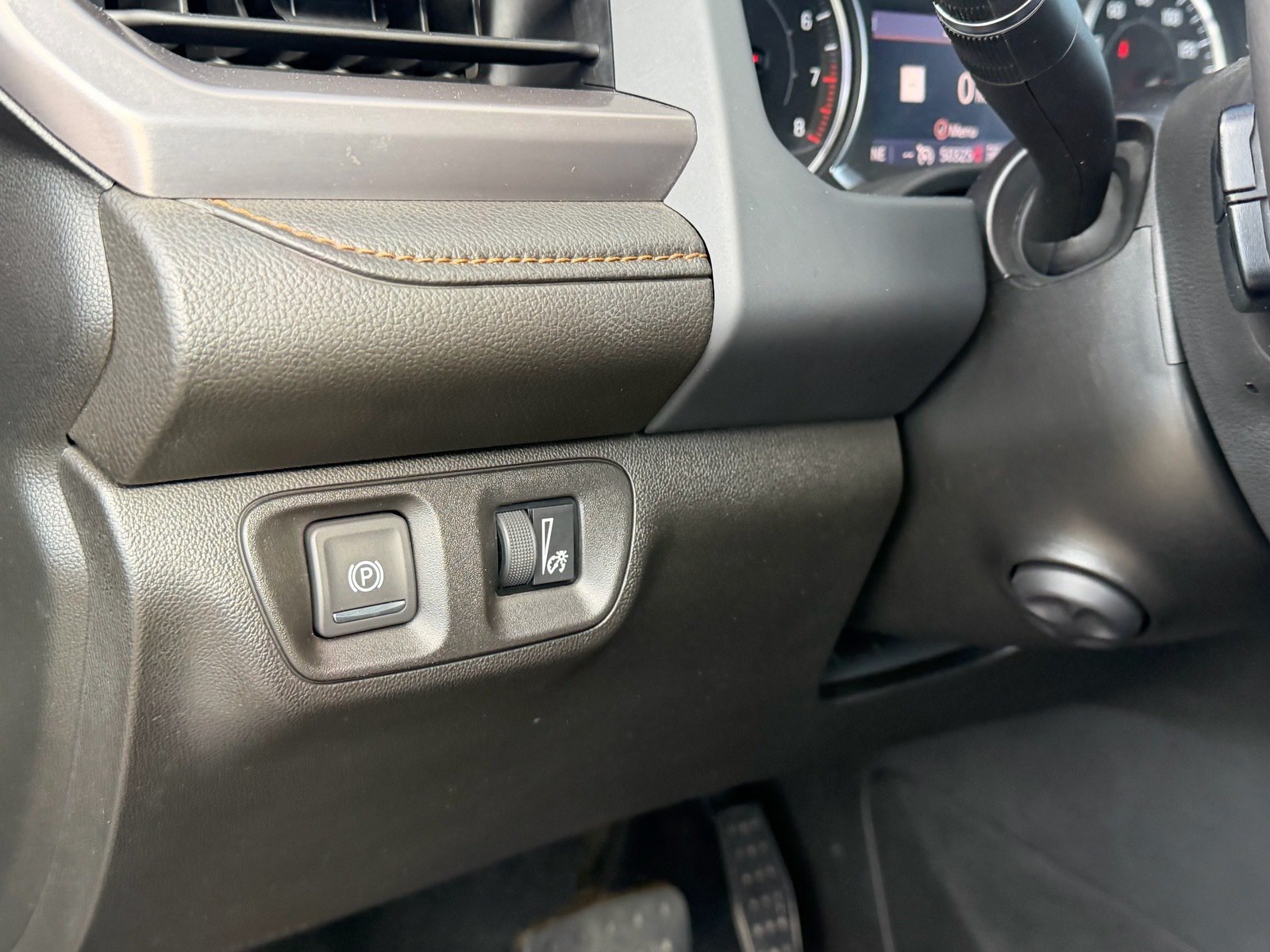 Used 2022 GMC Acadia AT4 w/ Preferred Package AWD/4WD image 26